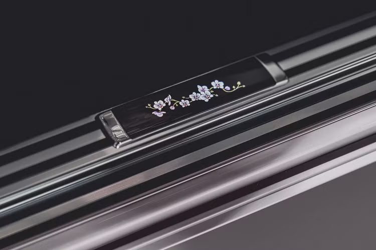 Vì đây là một chiếc Phantom duy nhất nên quá trình cá nhân hóa không chỉ dừng lại ở ở khu vực táp lô. Hai chi tiết đặc biệt khác được nhà thiết kế Yohan Benchetrit của Rolls-Royce Bespoke tạo nên là bàn ăn và bệ bước chân mang họa tiết phong lan trên lớp gỗ ốp màu đen piano black.