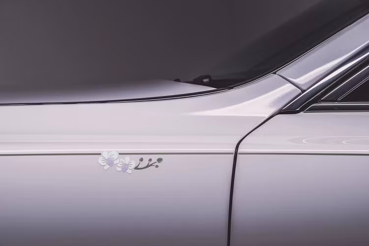 Tác phẩm Rolls-Royce Phantom Orchid siêu sang này được đặt hàng bởi một khách hàng Singapore, với cảm hứng lấy từ loài hoa phong lan, một trong những biểu tượng nổi tiếng của đảo quốc sư tử.