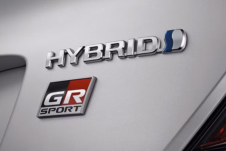 Gói phụ kiện ngoại thất mới của Toyota C-HR GR Sport 2022 dành cho thị trường Thái Lan bao gồm bộ body kit (cánh lướt gió trước, bên sườn, phía sau), hốc gió trung tâm mới trên cản trước và đèn sương mù LED. Ngoài ra, mẫu xe này còn được bổ sung logo GR mới trên cản trước và cửa cốp. 