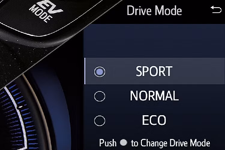Hệ truyền động này kết hợp với hộp số tự động E-CVT và tiêu thụ lượng xăng trung bình chỉ 24,4 km/lít (khoảng 4,09 lít/100 km). Xe có cả chế độ lái EV Mode, chỉ dùng mô-tơ điện. 