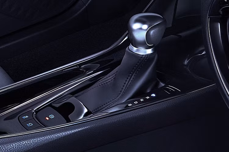 "Trái tim" của mẫu SUV hạng B này vẫn là hệ truyền động hybrid, bao gồm máy xăng 4 xi-lanh, dung tích 1.8L và mô-tơ điện, tạo ra công suất tổng cộng 122 mã lực. 
