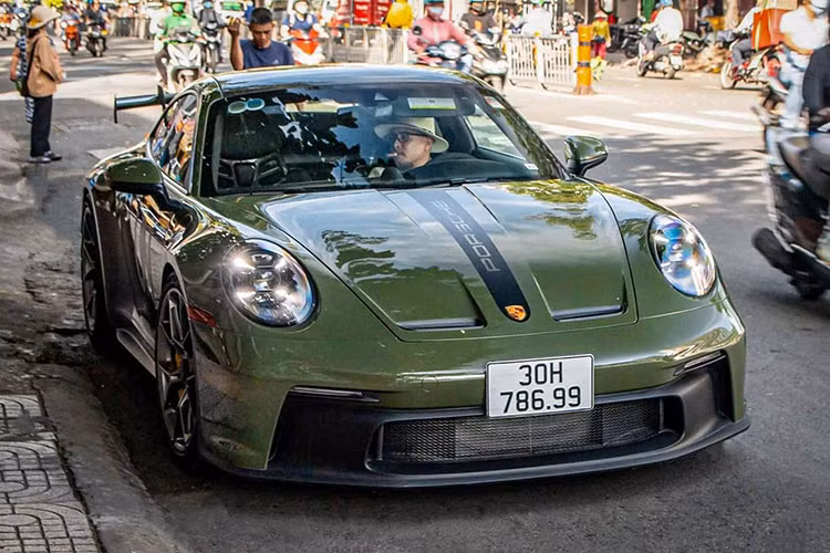 Chỉ biết rằng, giá xe Porsche 911 GT3 chính hãng được chào bán tại Việt Nam từ khoảng 12,65 tỷ đồng nhưng nhiều khách hàng chia sẻ họ bị từ chối đặt mua vì không thể đăng kiểm được.
