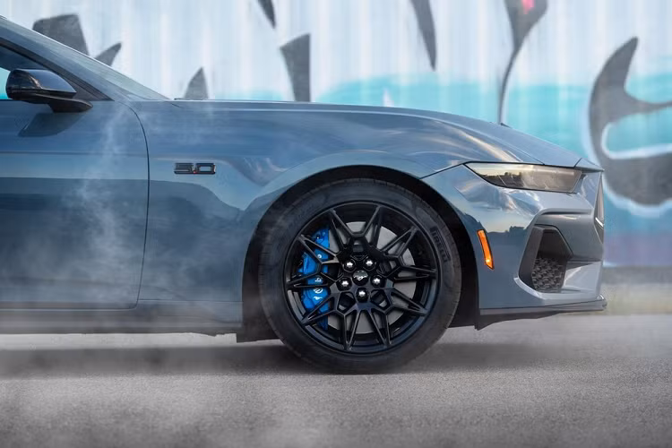 Riêng phiên bản V8 GT của Ford Mustang 2024 sẽ đi kèm lưới tản nhiệt chia làm 3 phần, hốc gió trung tâm rộng hơn, bộ chẻ khí mới dưới cản trước và khe gió trên nắp ca-pô để làm mát khoang động cơ.