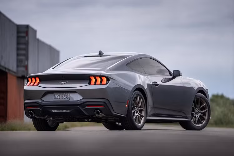 Điểm nhấn trong thiết kế bên sườn của Ford Mustang 2024 chính là hốc bánh sau rộng hơn, tăng cường vẻ "cơ bắp" cho xe. Ở bản tiêu chuẩn, xe sẽ dùng vành 17 inch. Trong khi đó, những bản cao cấp hơn sẽ được trang bị vành 19 inch hoặc 20 inch tùy chọn. Cùm phanh Brembo đằng sau vành la-zăng cũng có 3 màu sắc để người mua lựa chọn.