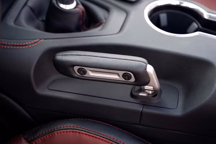 Những chiếc Ford Mustang 2024 phiên bản GT lắp gói Performance Pack sẽ có thêm khe gió làm mát phanh, hệ thống bảo vệ xe khỏi ổ gà Active Pothole Mitigation và phanh drift điện tử. Tuy có thiết kế như phanh tay chỉnh cơ nhưng phanh drift điện tử này lại hoạt động dựa trên mô-tơ điện. So với ngoại thất, nội thất của Ford Mustang 2024 đi kèm những thay đổi lớn hơn và gợi liên tưởng đến xe BMW.