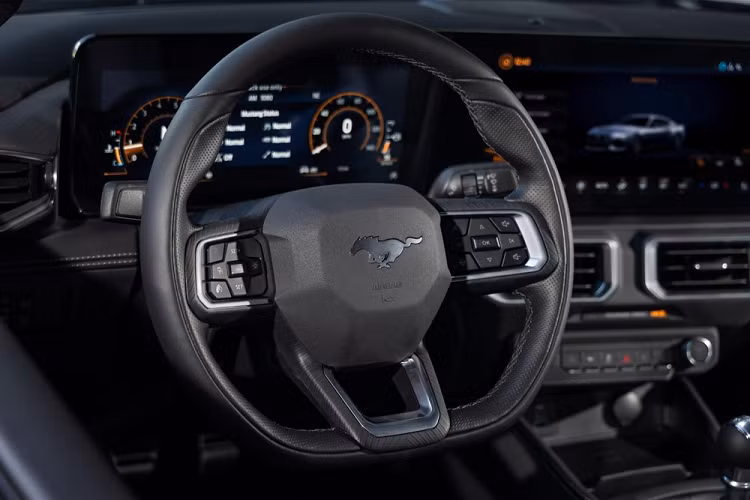 Theo Ford, thay đổi này đã được nhiều người dùng Mustang ủng hộ thông qua khảo sát của hãng. Đặc biệt, xe còn được trang bị hàng loạt tính năng an toàn chủ động ADAS như hệ thống kiểm soát hành trình thích ứng, nhận diện biển báo giao thông và hỗ trợ phanh khi lùi. Đáng tiếc là động cơ của Ford Mustang mới không thay đổi nhiều so với trước. Bên dưới nắp ca-pô của mẫu xe này vẫn là 2 tùy chọn động cơ. 