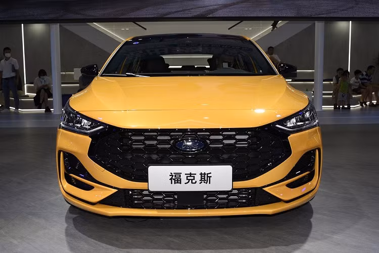 Theo đó, tại thị trường tỷ dân này, Ford Focus 2022 được chia thành 4 phiên bản, bao gồm Racing Edition (Sedan), Racing Edition (Hatchback), ST-Line (Sedan/Hatchback) và S Edition (Sedan/Hatchback). Giá xe Ford Focus 2022 dao động từ 119.800 - 145.800 Nhân dân tệ (khoảng 419 - 510 triệu đồng).