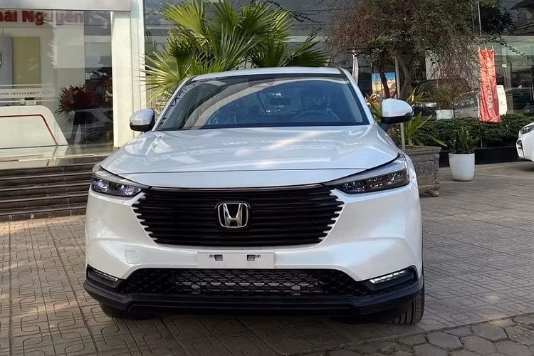Vào hôm 15/12/2022 vừa qua, hãng Honda đã chính thức giới thiệu phiên bản G tiêu chuẩn mới của dòng HR-V ở thị trường Việt Nam. Mức giá xe Honda HR-V G 2023 khởi điểm 699 triệu đồng hoặc 704 triệu đồng cho màu Đỏ cá tính và Trắng ngọc quý phái. Như vậy, dòng SUV cỡ B này hiện có tổng cộng 3 phiên bản là G, L và RS.