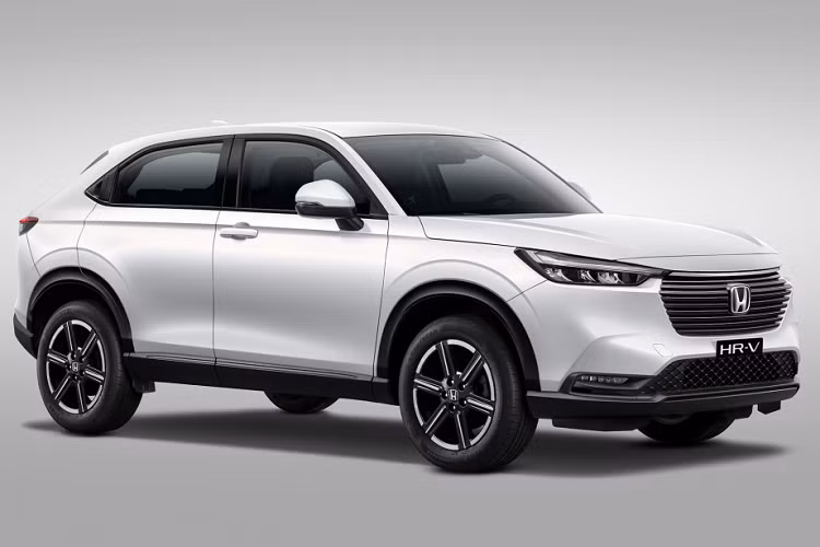 Honda HR-V G có giá khởi điểm 699 triệu đồng. Trong khi đó, bản L và RS có giá bán tương ứng là 826 triệu đồng và 871 triệu đồng. So với bản L, bản G rẻ hơn 127 triệu đồng. Nếu so với bản RS, bản G rẻ hơn đến 172 triệu đồng. Trước khi bản G ra mắt, Honda HR-V là một trong những mẫu xe đắt nhất trong phân khúc SUV cỡ B.