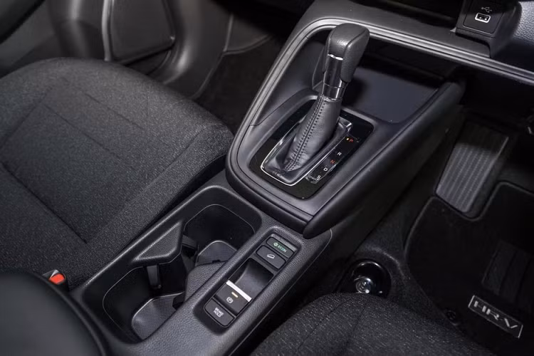 Cụ thể, xe cũng được trang bị 4 túi khí, phanh đĩa tản nhiệt trước/phanh đĩa sau, hệ thống hỗ trợ đánh lái, cân bằng điện tử, hỗ trợ khởi hành ngang dốc, hỗ trợ xuống dốc, camera lùi 3 góc quay, đèn cảnh báo phanh khẩn cấp và nhắc nhở kiểm tra hàng ghế sau.