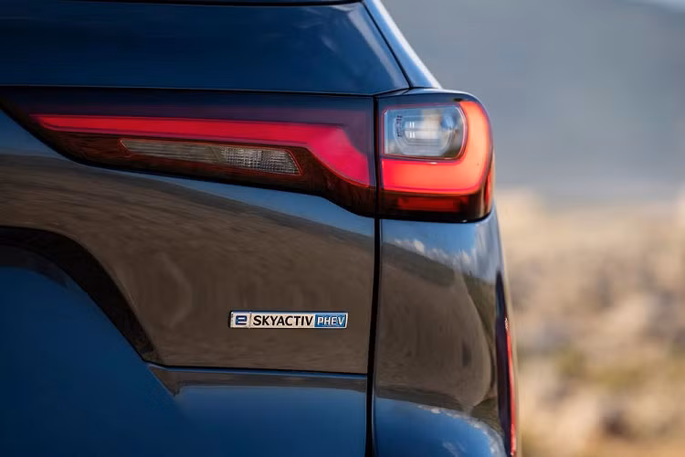 Dự đoán, Mazda CX-90 2024 sẽ sử dụng hệ truyền động plug-in hybrid, bao gồm máy xăng Skyactiv-G 4 xi-lanh, hút khí tự nhiên, dung tích 2.5L, 1 mô-tơ điện và cụm pin lithium-ion tương tự CX-60.