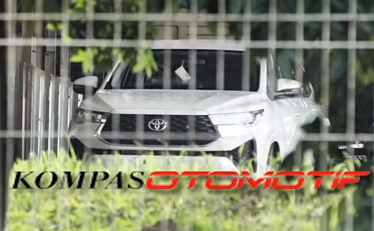 Toyota Innova 2023 tiep tuc lo noi that voi cua so troi toan canh-Hinh-2