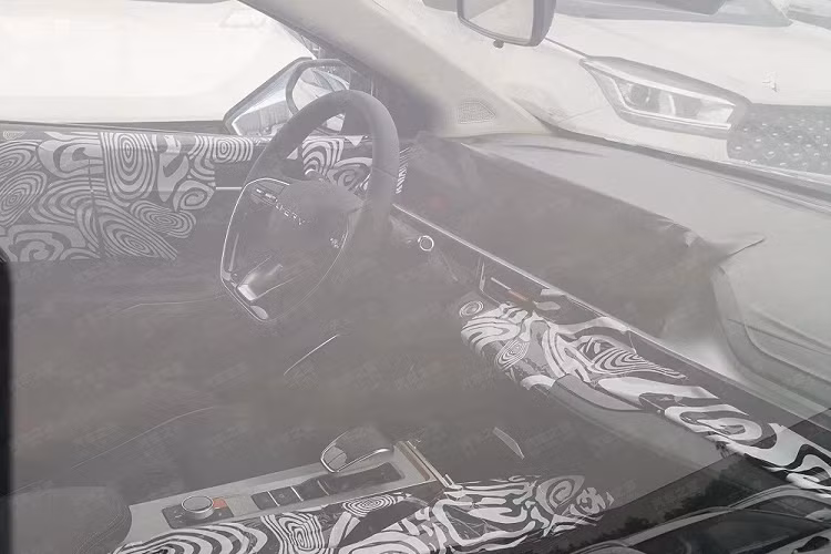 Được biết, Arrizo 5 GT vốn là phiên bản thể thao của mẫu xe Chery Arrizo 5 Plus. Ngoài những chi tiết "nhái" của Lexus, mẫu ô tô Trung Quốc này còn được trang bị logo "GT" trên lưới tản nhiệt và cửa cốp sau, vành nhôm 17 inch với thiết kế 5 chấu kép, cùm phanh màu cam, đèn hậu LED với tạo hình chữ "T" bên trong cũng như 4 ống xả tròn trịa. Khu vực ống xả của xe còn được bao quanh bằng viền sợi carbon nhằm tăng vẻ thể thao.