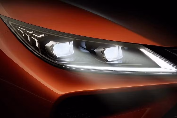 Tiếp đến là khe gió hình tam giác nằm dọc ở 2 góc đầu xe của Chery Arrizo 5 GT 2022. Chi tiết này được đánh giá là tương tự trang bị của những mẫu xe mang phong cách thể thao Lexus F SPORT.