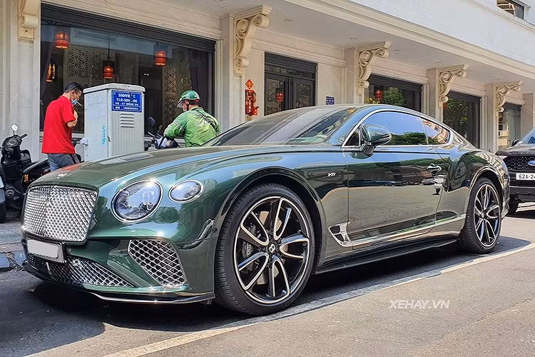 Tính đến nay, dòng xe Bentley Continental GT hai cửa đã được ra mắt tới 3 thế hệ và nó vẫn là một trong những dòng xe trọng tâm của thương hiệu. Chiếc Continental GT V8 trong bài sở hữu ngoại thất màu xanh lục Cumbrian Green thuộc diện hiếm hoi tại Việt Nam.