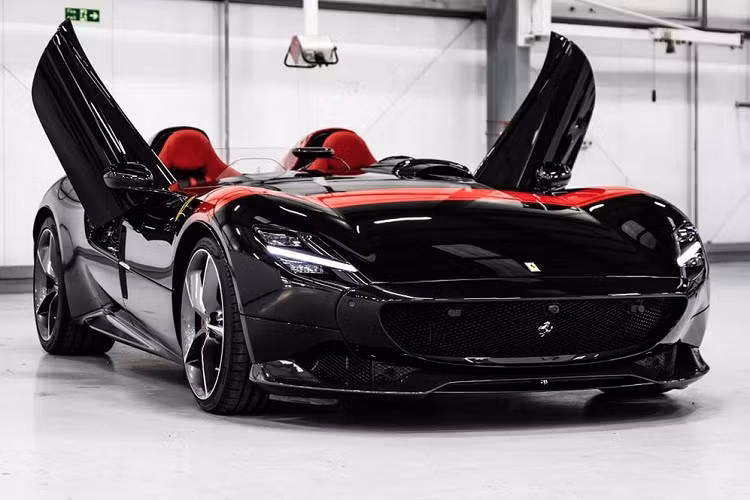Trong số những thương hiệu siêu xe, Zlatan Ibrahimovic có một niềm yêu thích đặc biệt với Ferrari.Cụ thể, theo thông lệ mỗi năm vào dịp sinh nhật Ibrahimovic sẽ mua cho mình những chiếc xe mới đến từ thương hiệu "ngự chồm" của Ý.