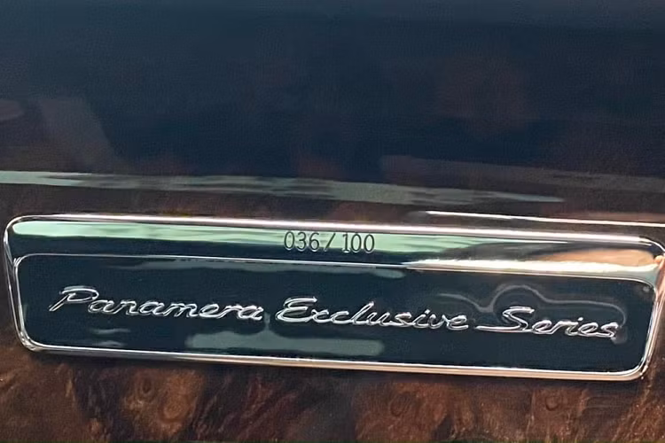 Dưới nắp capô của xe Porsche Panamera Turbo S Executive của ông Đặng Lê Nguyên Vũ mua lại là khối động cơ V8, dung tích 4.8 lít, sản sinh công suất tối đa 570 mã lực và mô men xoắn cực đại 750 Nm.
