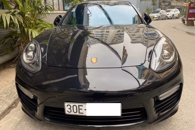 Chủ tịch Trung Nguyên - Đặng Lê Nguyên Vũ vừa mới tậu một chiếc xe Porsche hàng độc nhất tại Việt Nam. Cái tên chúng tôi muốn nhắc đến chính là Porsche Panamera Turbo S Executive hàng hiếm, chỉ mới có 1 chiếc được ghi nhận xuất hiện tại Việt Nam hiện nay. 