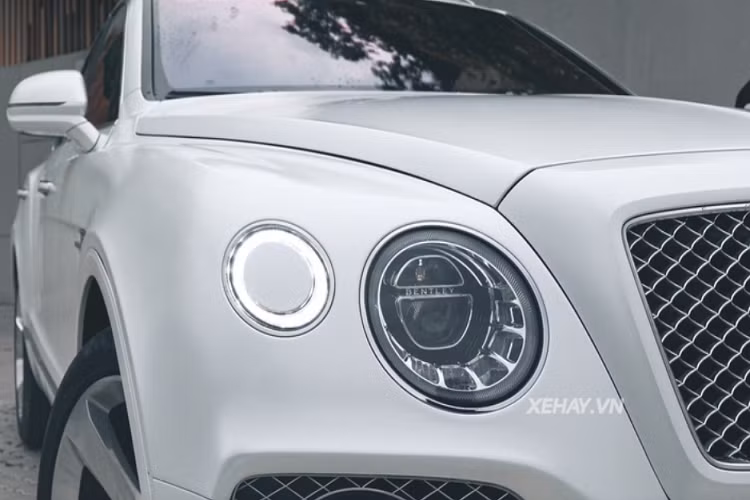 Đèn pha dạng tròn quen thuộc của nhà Bentley được kết hợp với đèn định vị LED ban ngày, ở giữa đèn pha được tích hợp công nghệ rửa chóa thông minh.