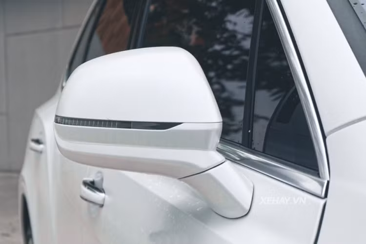 Về nội thất, tất cả các chi tiết trong cabin xe từ ghế ngồi, vô lăng, bảng điều khiển trung tâm đều được chăm chút tỉ mỉ và sử dụng các vật liệu cao cấp. Tổng thể màu sắc cũng vô cùng hài hòa, đẳng cấp. Ngoài ra, một số chi tiết trên xe còn được thêu biểu tượng cờ Anh và logo First Edition riêng biệt.