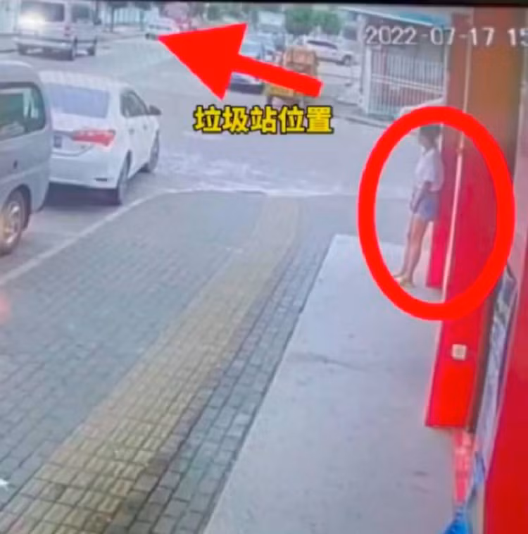 Người phụ nữ bỏ con vào thùng rác giữa trời nắng gần 40 độ - Hình 2 Nguoi phu nu bo con vao thung rac giua troi nang gan 40 do-Hinh-2