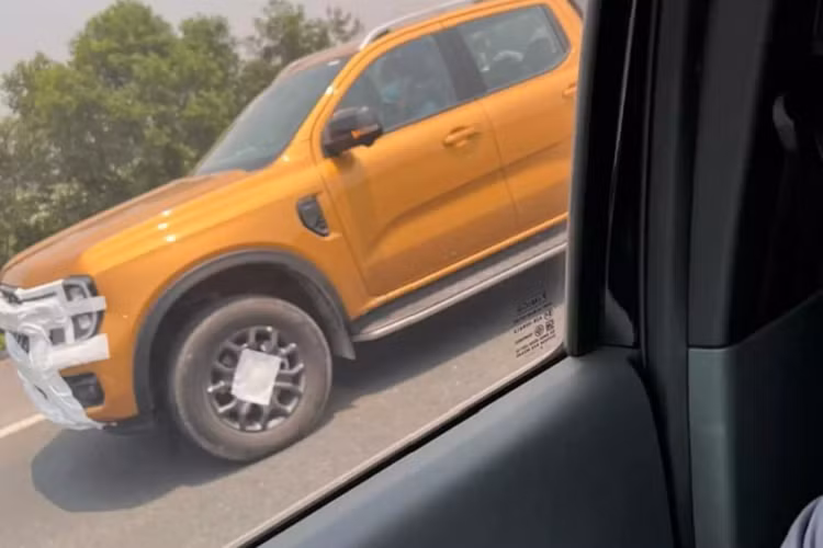 Hồi cuối tháng 3 vừa qua, Ford Ranger 2022 đã được ra mắt tại Thái Lan với tổng cộng 2 phiên bản Sport và Wildtrak. Ford Ranger 2022 phiên bản Wildtrak tại Thái Lan được bán ra tổng cộng 4 phiên bản (2.0L Turbo 4x2 6MT, 2.0L Turbo 4x2 6AT,2.0L Bi-Turbo 4x2 10AT và 2.0L Bi-Turbo 4x4 10AT), trong đó phiên bản 2.0L Bi-Turbo 4x4 10AT cao cấp nhất có giá bán 1,299 triệu Baht (tương đương 885 triệu đồng).