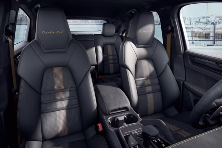 Là phiên bản mạnh nhất và đắt nhất của Cayenne, Cayenne Turbo GT được trang bị khối động cơ tăng áp kép V8 4.0L đã qua tinh chỉnh với nhiều bộ phận mới, để cho ra công suất lên tới 631 mã lực và mô-men xoắn cực đại 849 Nm.