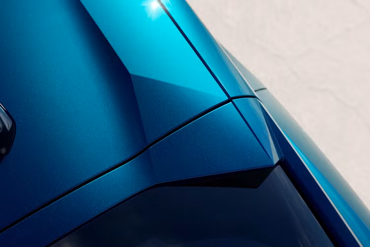 Khoang lái với bảng điều khiển i-Cockpit dễ dàng nhận diện trên Peugeot 408 thế hệ mới. Đặc biệt là cụm vô lăng thiết kế thông minh cùng với đồng hồ lái kỹ thuật số. Bên cạnh là cụm màn hình cảm ứng giải trí kích thước 10 inch đặt thấp hơn, nhưng nghiên về phía người lái để giúp điều khiển dễ dàng hơn. Các thông tin chi tiết bên trong khoang lái từ chất liệu, trang bị, tính năng… sẽ được tinh chỉnh tùy theo thị trường. 