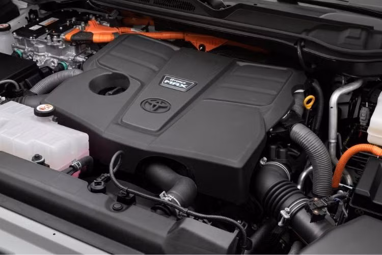 Sức mạnh động cơ gia tăng giúp sức tải và sức kéo của Toyota Tundra mới cũng cải thiện đáng kể, lần lượt là 880 kg và 5.440 kg, tức tăng 11% và 17.6% so với trước đây. Khả năng off-road của Toyota Tundra 2022 cũng ấn tượng hơn hẳn nhờ đổi mới khung gầm, hệ thống treo sử dụng lò xo cùng giảm xóc 2.5 inch của Fox.