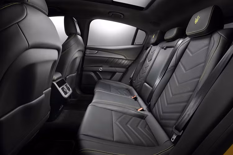 Hệ thống âm thanh mà Maserati Grecale sở hữu mang thương hiệu Sonus Faber với tùy chọn cao nhất có đến 21 loa vệ tinh và loa vòm 3D cho tổng công suất 1.200W. Hệ thống thông tin giải trí của Maserati Grecale sử dụng hệ điều hành MIA cho phép người dùng sử dụng tiện ích Apple CarPlay và Android Auto với giao diện như máy tính bảng.