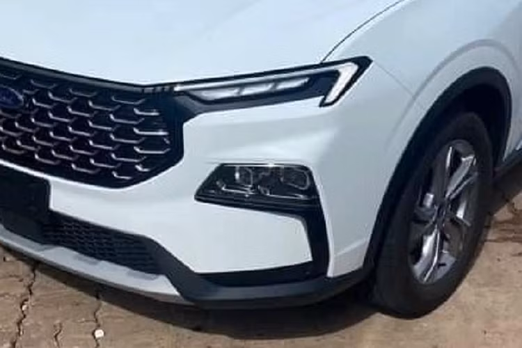 Tuy nhiên, khác với Ford Equator Sport ở Trung Quốc, Territory 2023 tại Việt Nam lại chỉ dùng vành hợp kim 19 inch thay vì 20 inch. Phía sau là cụm đèn hậu có thiết kế 3D, bộ khuếch tán gió màu đen và 2 hốc gió giả cỡ lớn, được bao quanh bằng viền mạ crôm trên cản sau.
