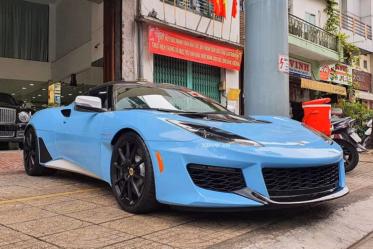 Lotus Evora GT đầu tiên tại Việt Nam sở hữu màu sơn ngoại thất xanh dương với điểm nhấn tông màu cam và đen ở ốp hông, gương xe, nắp capô, cản va trước,… .
