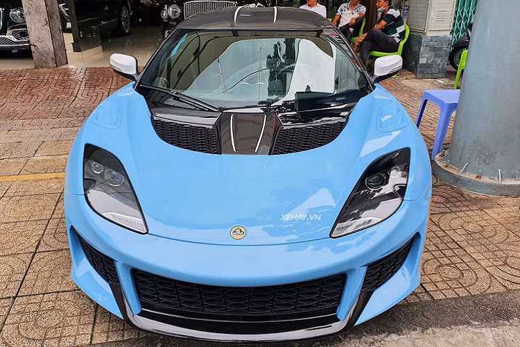 Đặc biệt, chiếc xe này còn được trang bị gói tùy chọn sợi carbon giá 10.000 USD (khoảng 232 triệu đồng). Nhờ vậy mà trọng lượng xe giảm thêm 22 kg so với phiên bản Evora 400.
