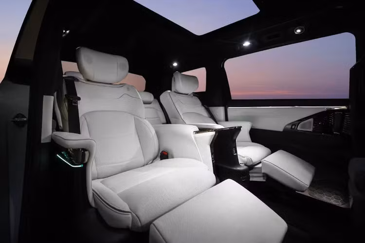 Tất nhiên, điểm hấp dẫn chính của một chiếc MPV sang trọng chính là nội thất bên trong xe. M8 Master có 8 ghế ngồi xếp theo bố cục 2-2-3, với 2 ghế vip ở hàng thứ hai có thể thoải mái điều chỉnh tư thế ngồi và có cả loa Yamaha được tích hợp vào tựa đầu.