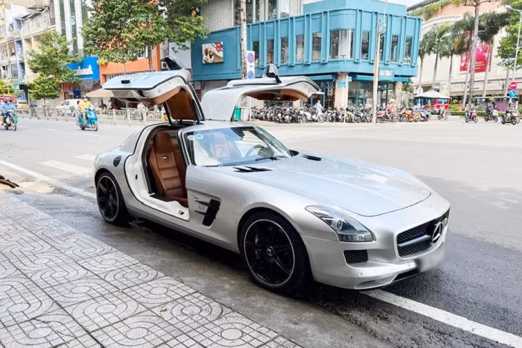 Nguyên nhân việc thay nội thất có thể do quá trình để xe ở MĐrắk dưới cái nắng Tây Nguyên đã làm cho phần da của xe bị ảnh hưởng nên Chủ tịch Trung Nguyên đã thay toàn bộ da mới cho khoang lái.