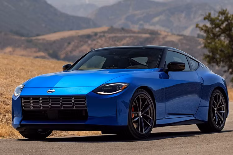 Ngoài các tùy chọn về hộp số truyền động, Nissan Z 2023 sẽ được trang bị khối động cơ V6 tăng áp kép, cho công suất tối đa lên tới 400 mã lực và mô-men xoắn có thể đạt mức 465 Nm. Sức mạnh này đáng nể hơn cả đàn anh 370Z - vốn có khả năng tăng tốc từ 0 - 100 km/h chỉ dưới 5 giây, hứa hẹn khả năng bứt tốc cực ấn tượng của Nissan Z.