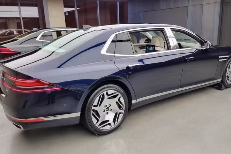 Như vậy, so với bản tiêu chuẩn, Genesis G90 Limousine 2022 mạnh hơn 45 mã lực. Tại thị trường Hàn Quốc, Genesis G90 2022 bản thường được trang bị động cơ xăng V6, tăng áp kép, dung tích 3.5L, tạo ra công suất tối đa 375 mã lực và mô-men xoắn cực đại 530 Nm. Sức mạnh được truyền tới bánh thông qua hộp số tự động 8 cấp, hệ dẫn động cầu sau tiêu chuẩn hoặc hệ dẫn động 4 bánh toàn thời gian tùy chọn.