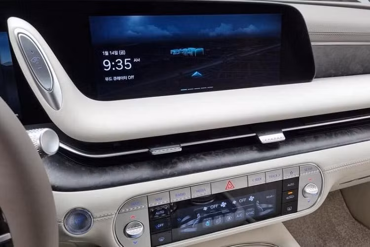 Khi nhìn bên ngoài, người dùng có thể phân biệt Genesis G90 Limousine 2022 với bản thường nhờ bộ vành la-zăng 20 inch với thiết kế riêng và cột B mạ crôm sang trọng hơn. Ngoài ra, Genesis G90 Limousine 2022 còn được trang bị hệ thống treo khí nén đa buồng và hệ thống đánh lái cầu sau chủ động tiêu chuẩn.
