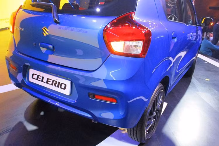 Ở bên sườn, mẫu xe hatchback đô thị này được trang bị tay nắm cửa sau nằm trên cửa thay vì ở cột C như cũ, gương chiếu hậu tích hợp đèn báo rẽ, kính cửa sổ rộng hơn và bộ vành hợp kim mới. Những chiếc Suzuki Celerio 2022 mới xuất hiện tại Philippines thuộc bản cao cấp nhất với vành hợp kim 15 inch, sơn màu đen mới.