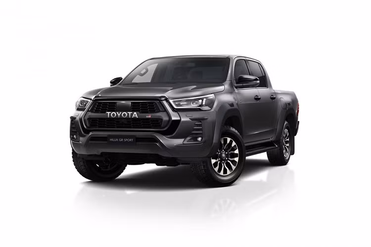 Vào hồi tháng 8 năm ngoái, hãng Toyota đã bất ngờ vén màn phiên bản GR Sport thể thao hơn của dòng xe bán tải Hilux ở thị trường Thái Lan. Đến tháng 10 cùng năm, mẫu xe bán tải này đã được giới thiệu ở thị trường quê nhà Nhật Bản. Sau gần nửa năm, Toyota Hilux GR Sport 2022 mới tiếp tục trình làng ở thị trường châu Âu.