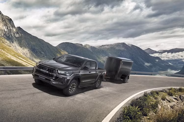Cũng như các mẫu xe GR Sport khác, Toyota Hilux GR Sport 2022 được nâng cấp cả hệ thống treo. Hãng Toyota đã dùng giảm xóc đơn mới và lò xo trụ phía trước cứng hơn, được sơn màu đỏ, cho mẫu xe bán tải này. Tuy nhiên, tải trọng 1 tấn và sức kéo 3,5 tấn của Toyota Hilux GR Sport 2022 không có gì thay đổi so với bản thường.