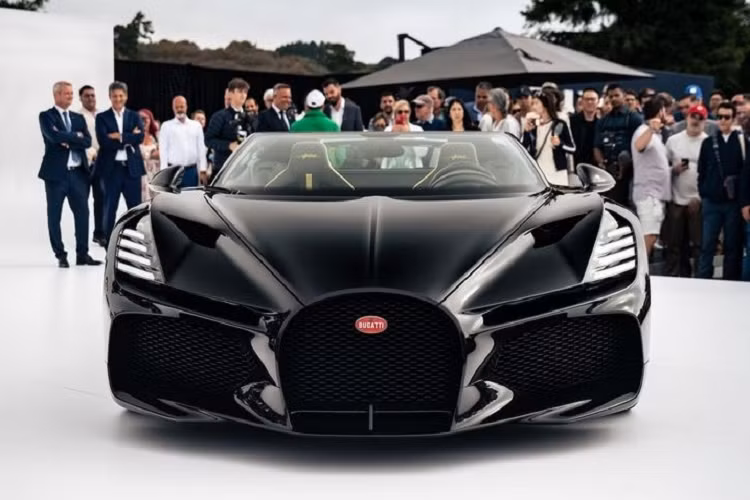 Ngoài ra, ở 1 công ty chuyên bán siêu xe ở Singapore, đại gia Malaysia còn đang có vài chiếc hypercar được cất tại đây như Chiron, Divo của Bugatti, Porsche 918 Spyder.