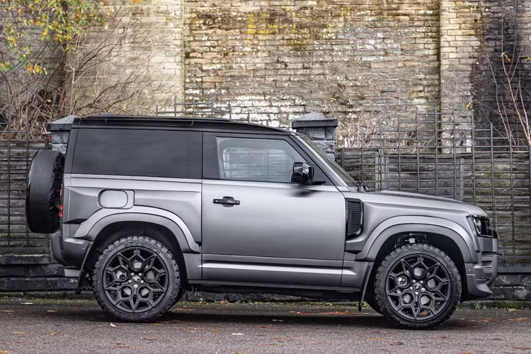 Hệ thống ống xả được sơn đen mờ. Land Rover Defender 110 Wide Body được trang bị bộ mâm hợp kim nhẹ Mondial Retro kích thước 22 inch được bao bởi lốp Chelsea Truck. “Diện mạo” của Land Rover Defender 110 Wide Body được hoàn thiện bằng lớp “áo” sơn màu đen satin, kết hợp với phần mui màu đen Santorini, mang tới cảm giác vững chãi và cứng cáp. Đối với nội thất, chiếc SUV hạng sang được bọc da Volcanic Orange ở ghế ngồi, bảng điều khiển trung tâm và ốp cửa.