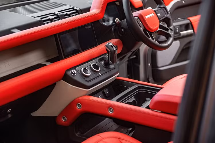 Đầu tiên là bản độ Land Rover Defender 90 Carbon Wide Body First Edition với “ngoại hình” táo bạo nhờ một loạt các trang bị bổ sung như 2 cửa gió phía trước, cản trước và lưới tản nhiệt tinh chỉnh.
