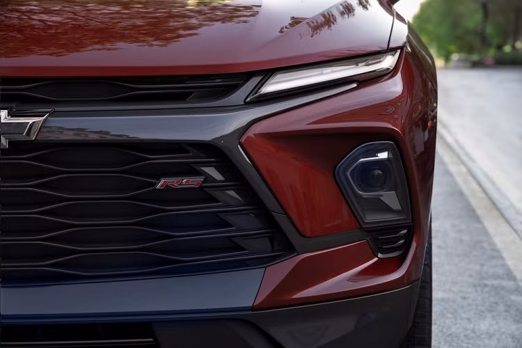 Phía sau, Chevrolet Blazer 2023 được bổ sung đèn hậu mới với tạo hình bên trong hiện đại hơn. Bên cạnh đó là những loại vành la-zăng mới có đường kính 18 inch, 20 inch và 21 inch.