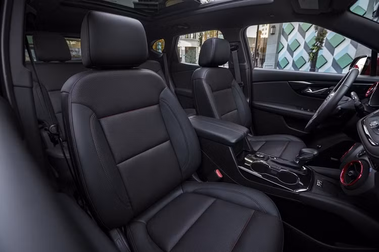 Thứ hai là động cơ xăng V6, dung tích 3.6L, tạo ra công suất tối đa 308 mã lực. Cả hai động cơ đều đồng hành với hộp số tự động 9 cấp.