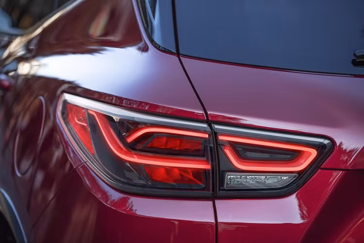Ngoài ra, khi mua Chevrolet Blazer 2023, khách hàng Mỹ có thể chi thêm tiền để chọn những màu sơn ngoại thất như xanh dương Fountain Blue, xám Sterling Gray, nâu đồng Copper Bronze và đỏ Radiant Red Tintcoat.