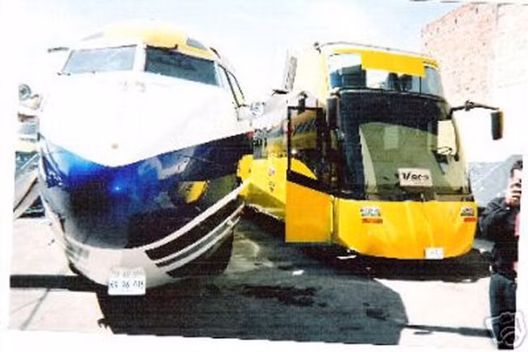 Chưa hết, Boeing 727 Jet Limo còn được trang bị hệ thống đèn chớp, gương trên trần, máy tạo sương mù, “ghế khí động học”, cùng với một phòng tắm nhỏ và ba thiết bị AC. Chính xác mà nói, mục tiêu thiết kế nội thất của chiếc Boeing 727 Jet Limo này là mang tới không gian “ăn chơi”, một hộp đêm di động cho 40 người và có thể ngủ luôn bên trong.