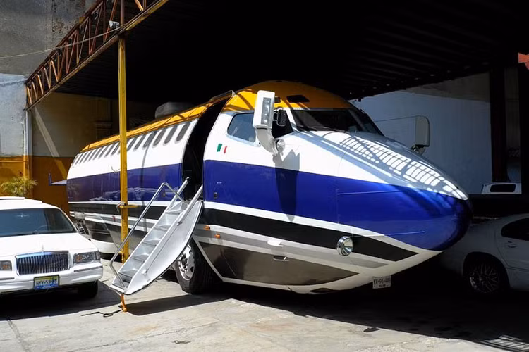 Trong quá khứ, xe limousine Boeing 727 Jet Limo từng được VACA Limousines cho thuê với giá khoảng 1.000 USD (khoảng 23 triệu đồng) trong 3 giờ kèm lời quảng cáo có thể đạt tốc độ tối đa lên tới 200 km/h. Với khung gầm lấy từ mẫu xe buýt Mercedes-Benz, chiếc jet limo này có chỗ ngồi cho tới 40 người.