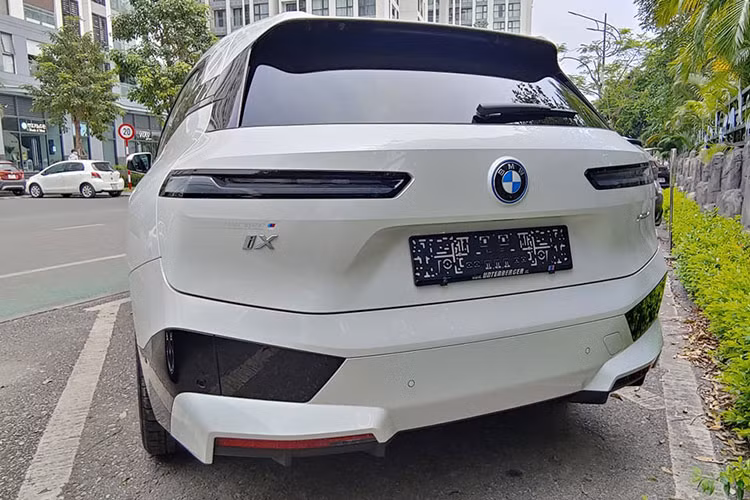 Mức giá xe BMW iX xDrive40 2022 tại Việt Nam hiện vẫn là một ẩn số, tuy nhiên tại thị trường nước ngoài BMW iX chạy điện có giá bán từ 92.600 USD (khoảng 2,13 tỷ đồng).